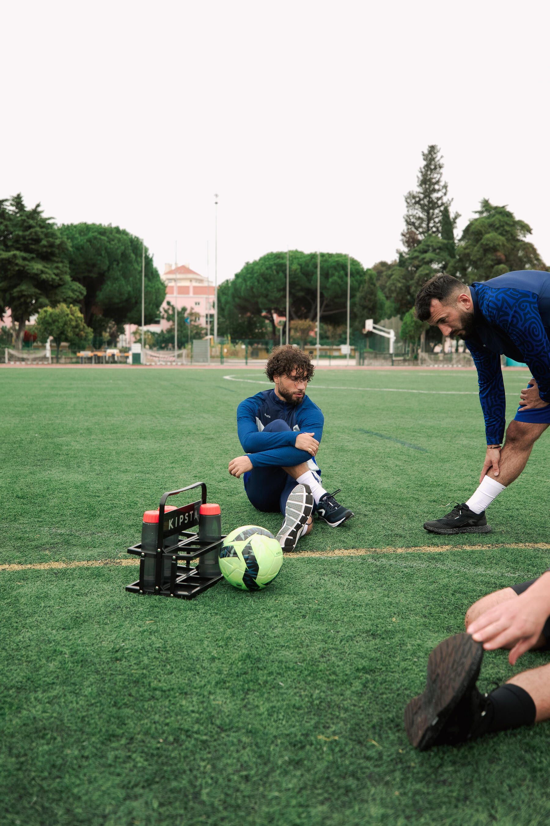 jogadores de futebol sentados no relvado