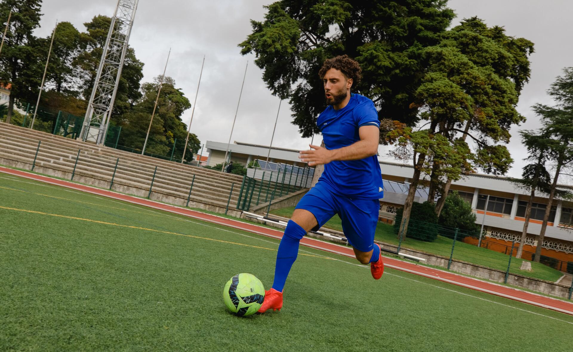 ¿Sabes cuál balón de fútbol elegir según el tipo de jugador?