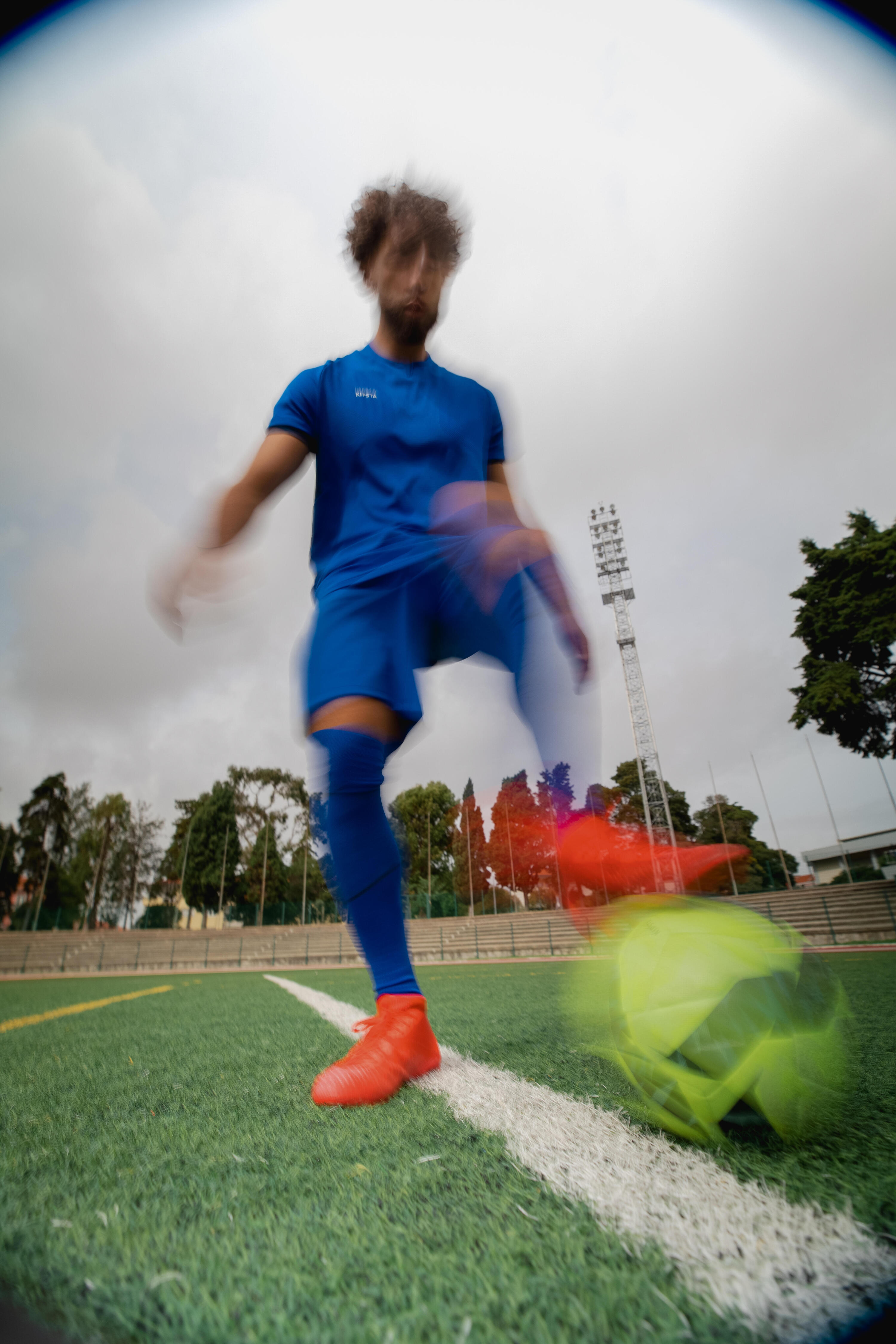 Chuteiras de Futebol CLR FG Adulto Pisos Secos Néon e Vermelho 12/14