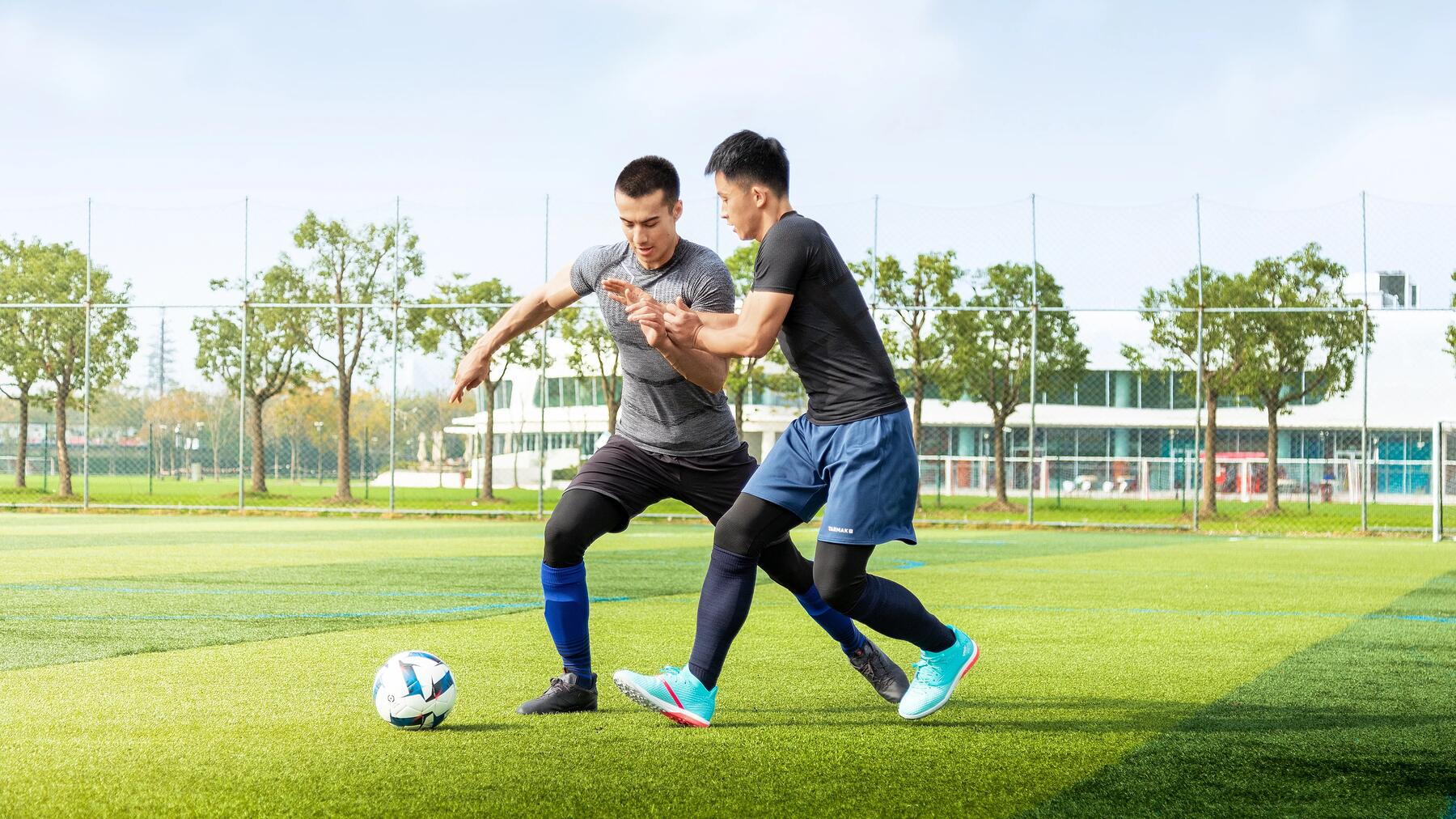 Zweikampf zwischen zwei Fußballspielern gegnerischer Teams um den Ball