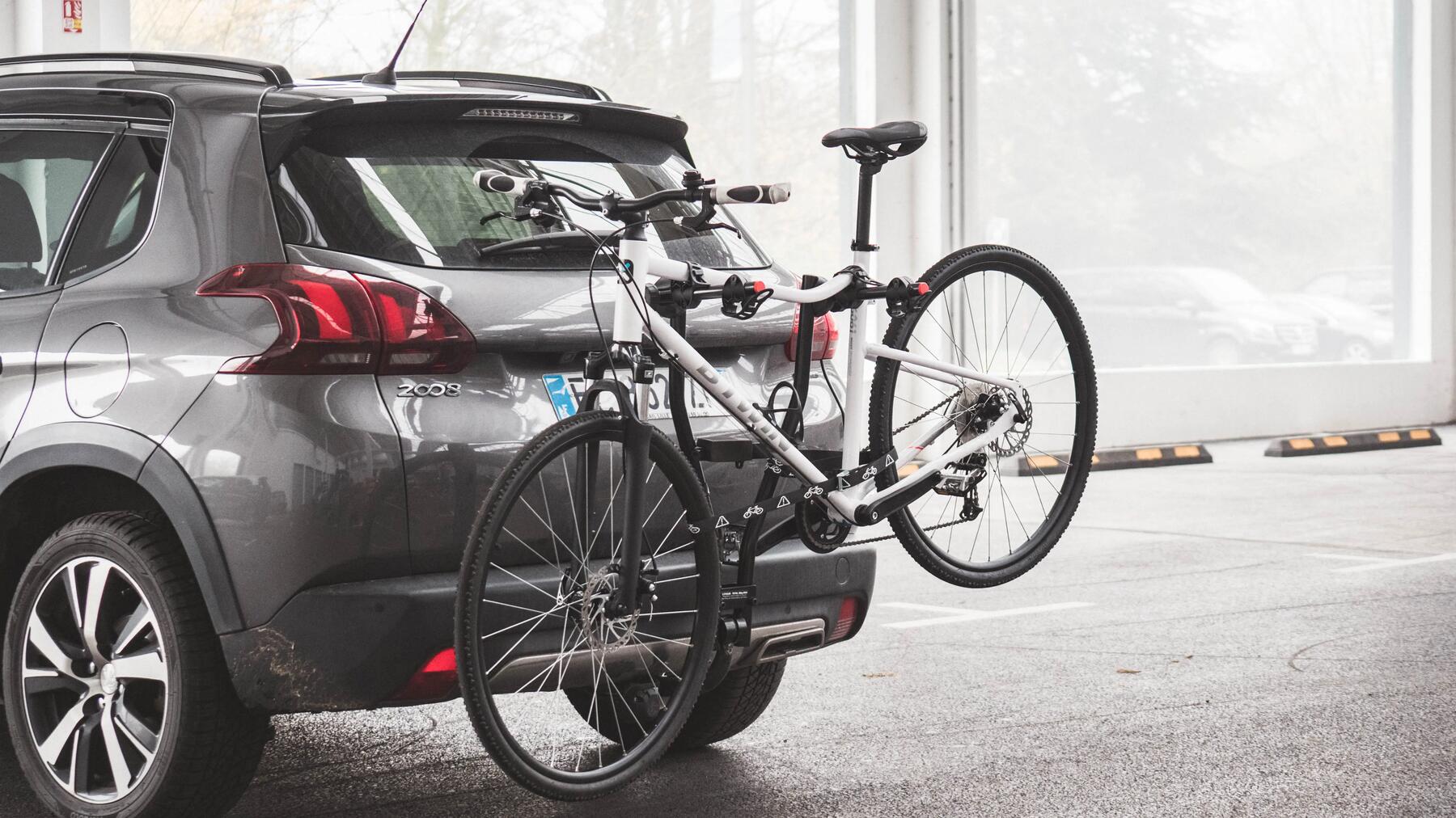 Een auto met een fiets aan de trekhaak