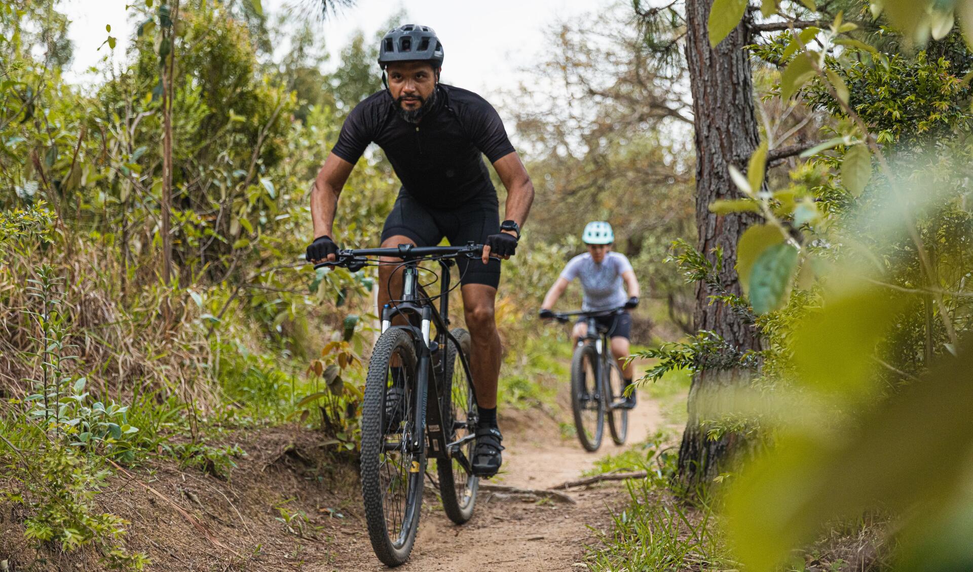 Rowerzysta jadący na rowerze z oponami bezdętkowymi po lesie