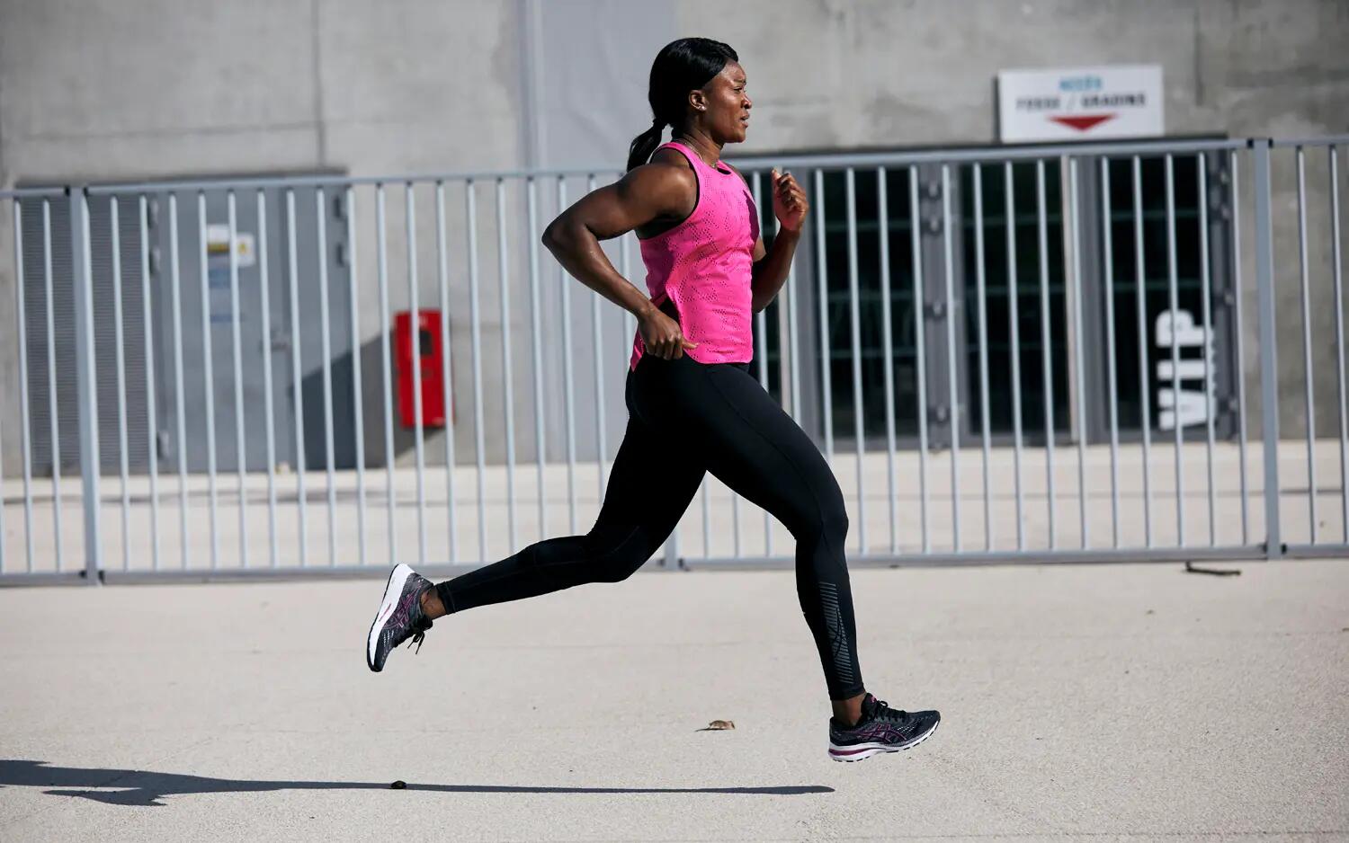Kobieta w stroju biegowym biegająca po mięscie
