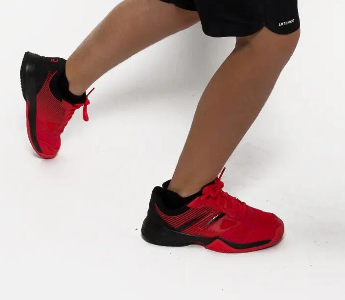 te ayudamos a elegir zapatillas para jugar al pádel para niños y niñas