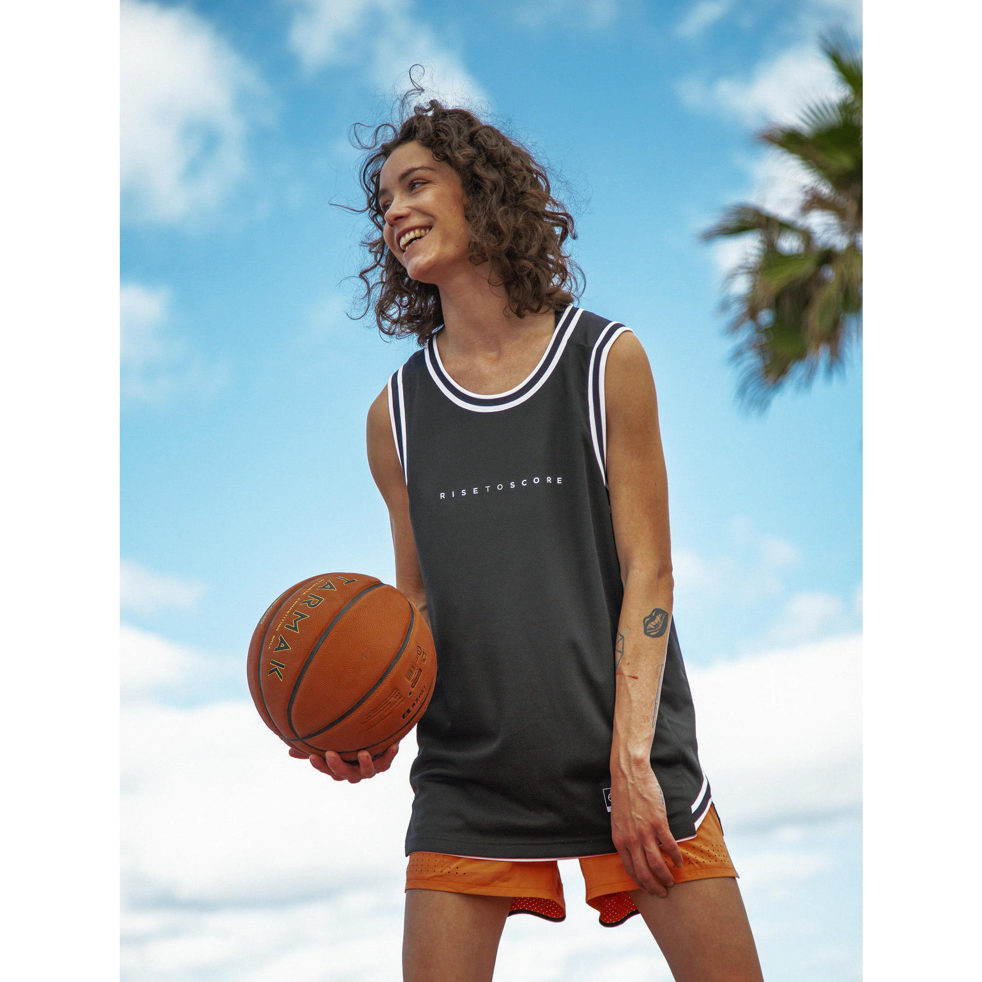 Maglia da basket senza maniche reversibile per adulti - T500 bianco nero