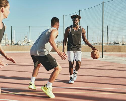 entraînement-dribble-exercices-ballon-basketball-femme
