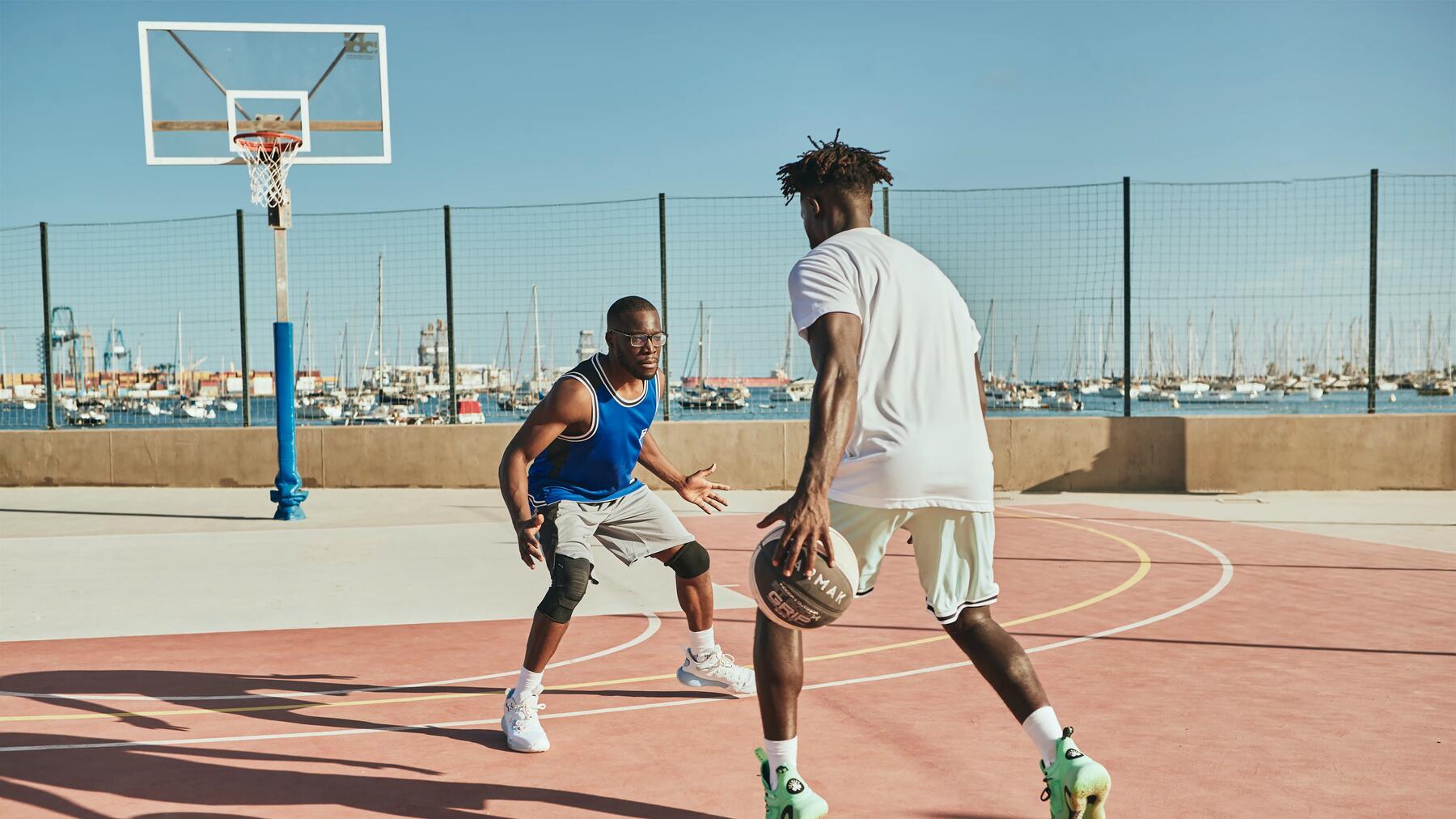 Ein Mann startet Angriff beim Basketball
