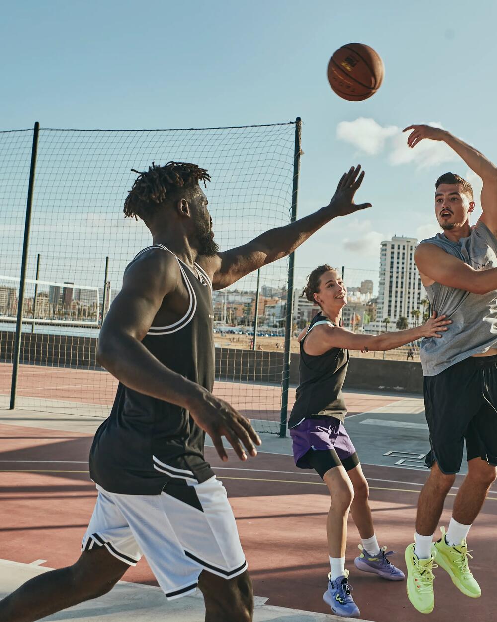 femmes pratique fitness rire