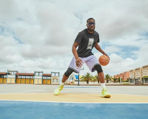 Man playing basketball in outdoor court