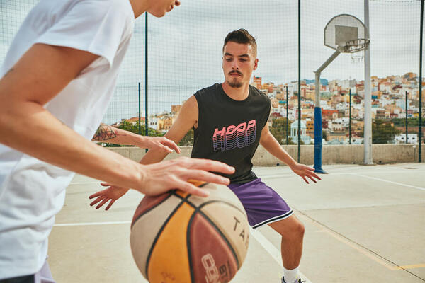 Personas jugando básquetbol