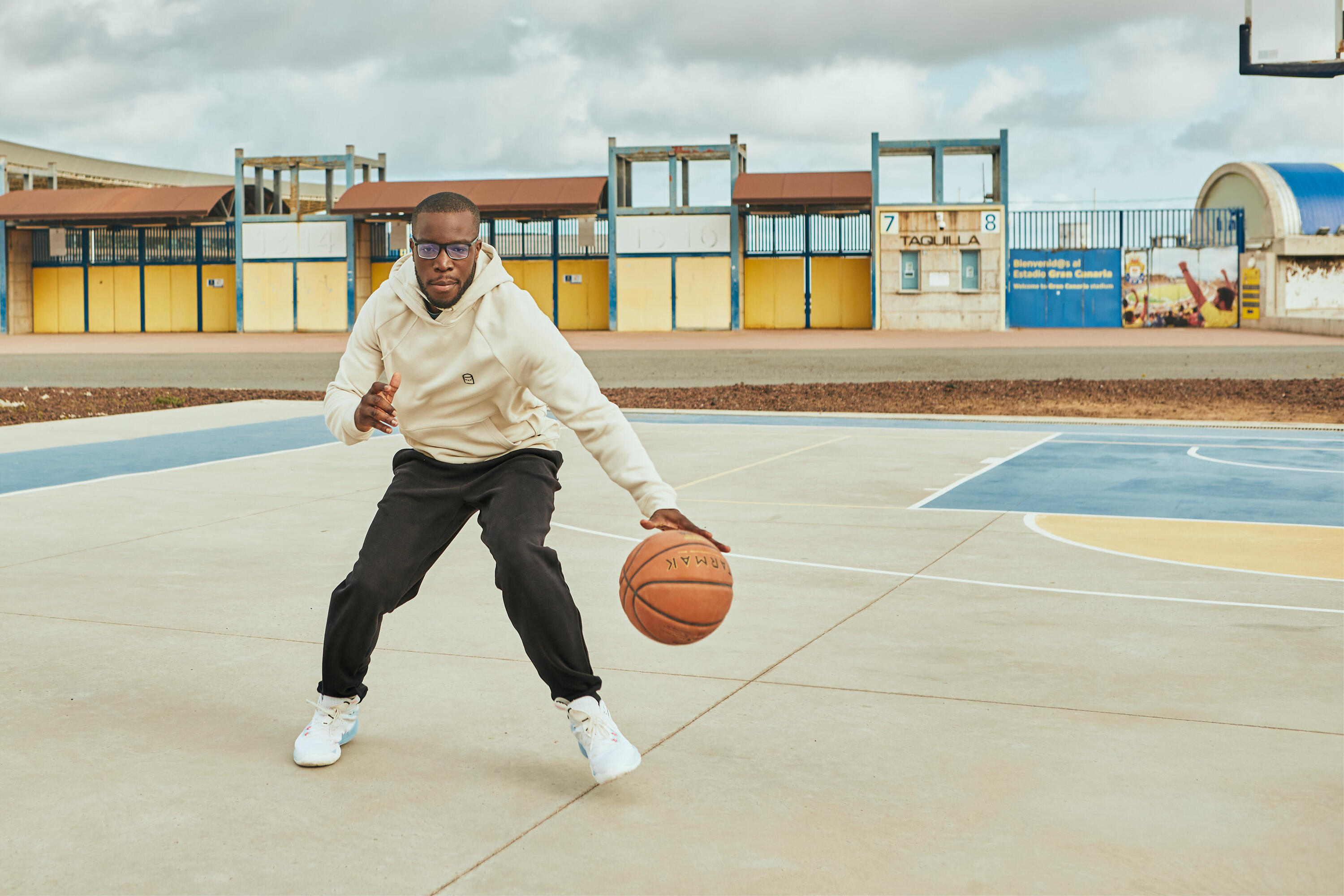 SUDADERA DE BALONCESTO CON CAPUCHA UNISEX - H100 BEIGE 8/12