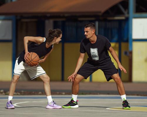 de verdedigende houding voor basketballers