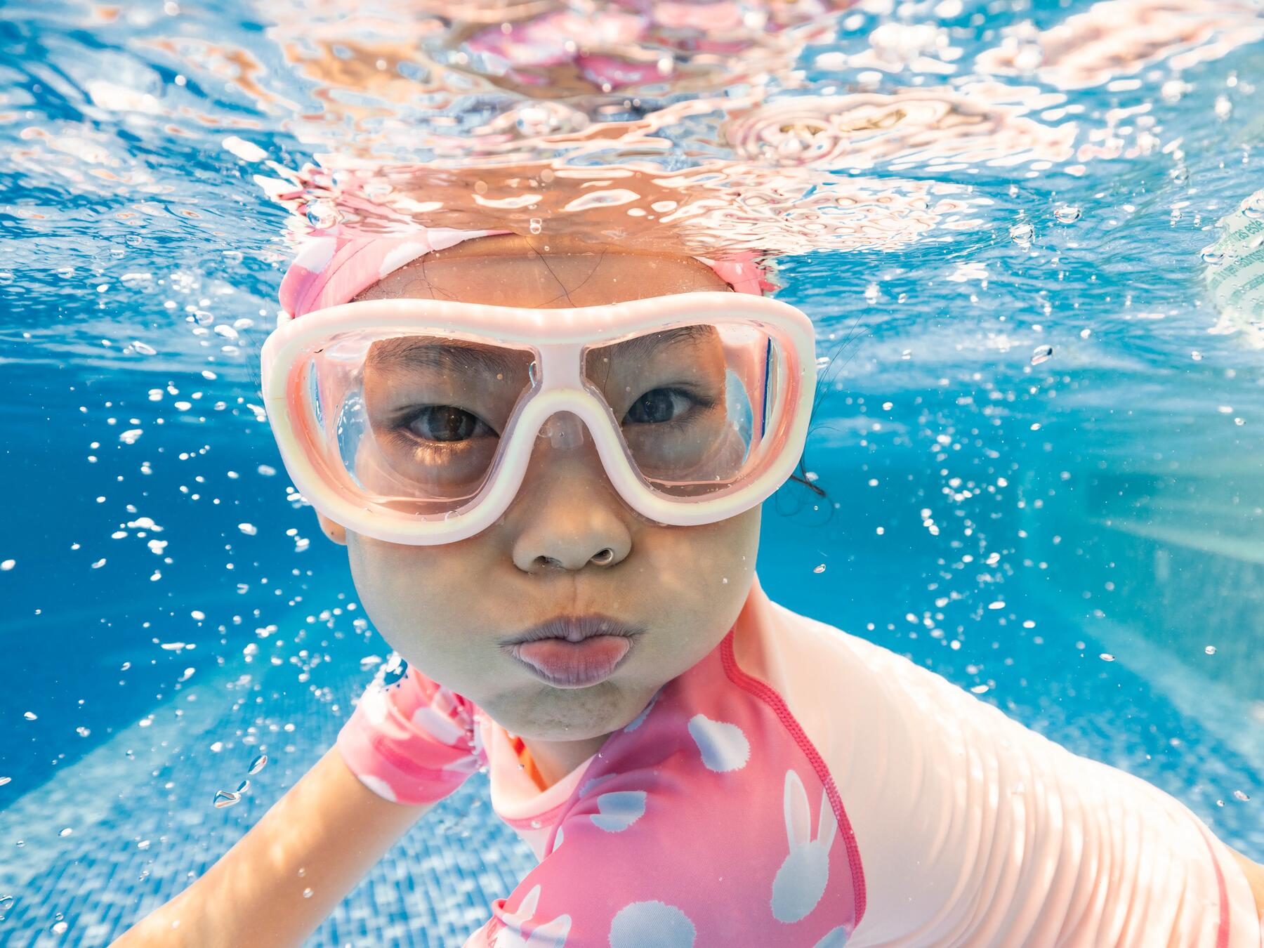 dziecko nurkujące w stroju kąpielowym i okularach do pływania 