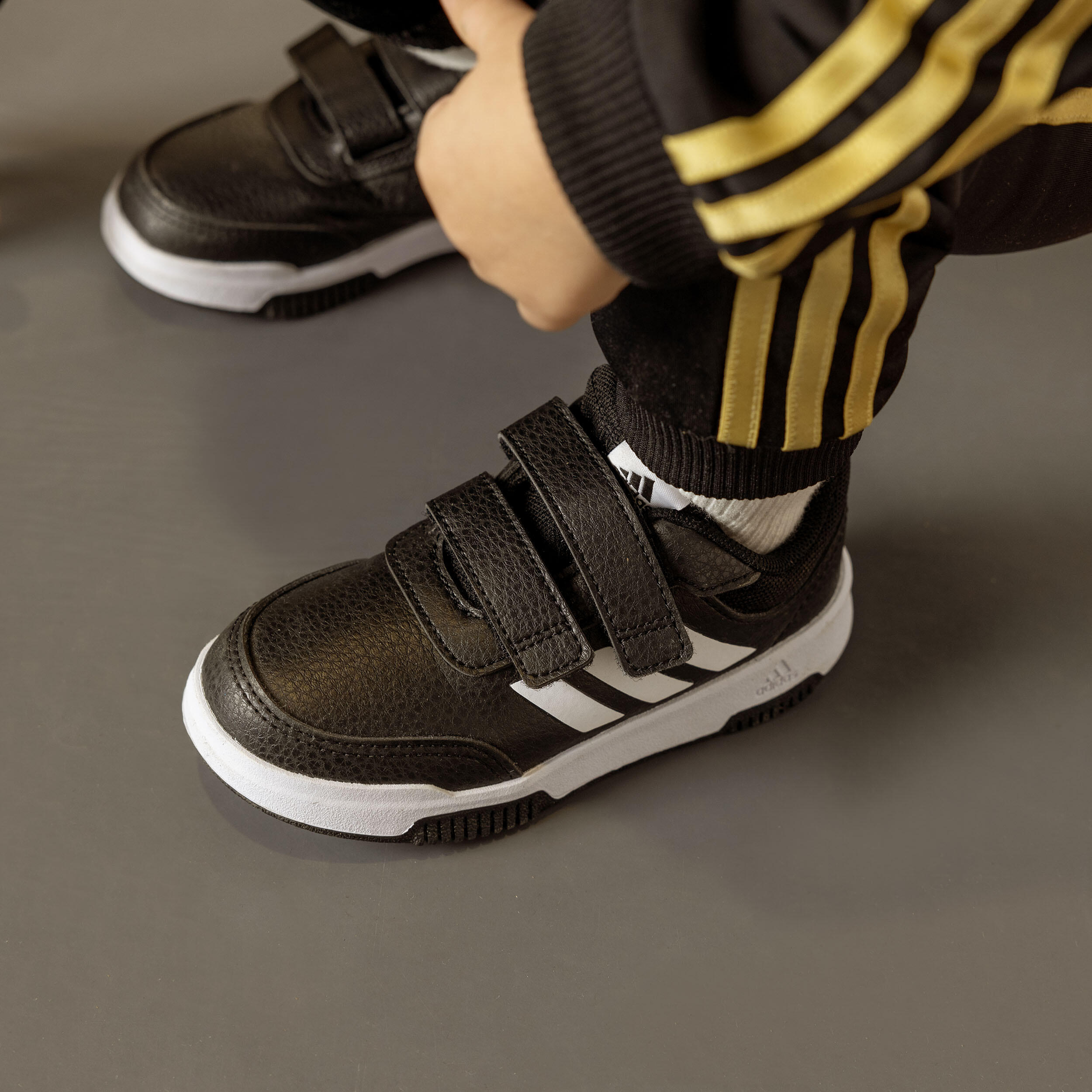 Scarpe da ginnastica ADIDAS baby TENSAUR con strap nero-bianco 14/16