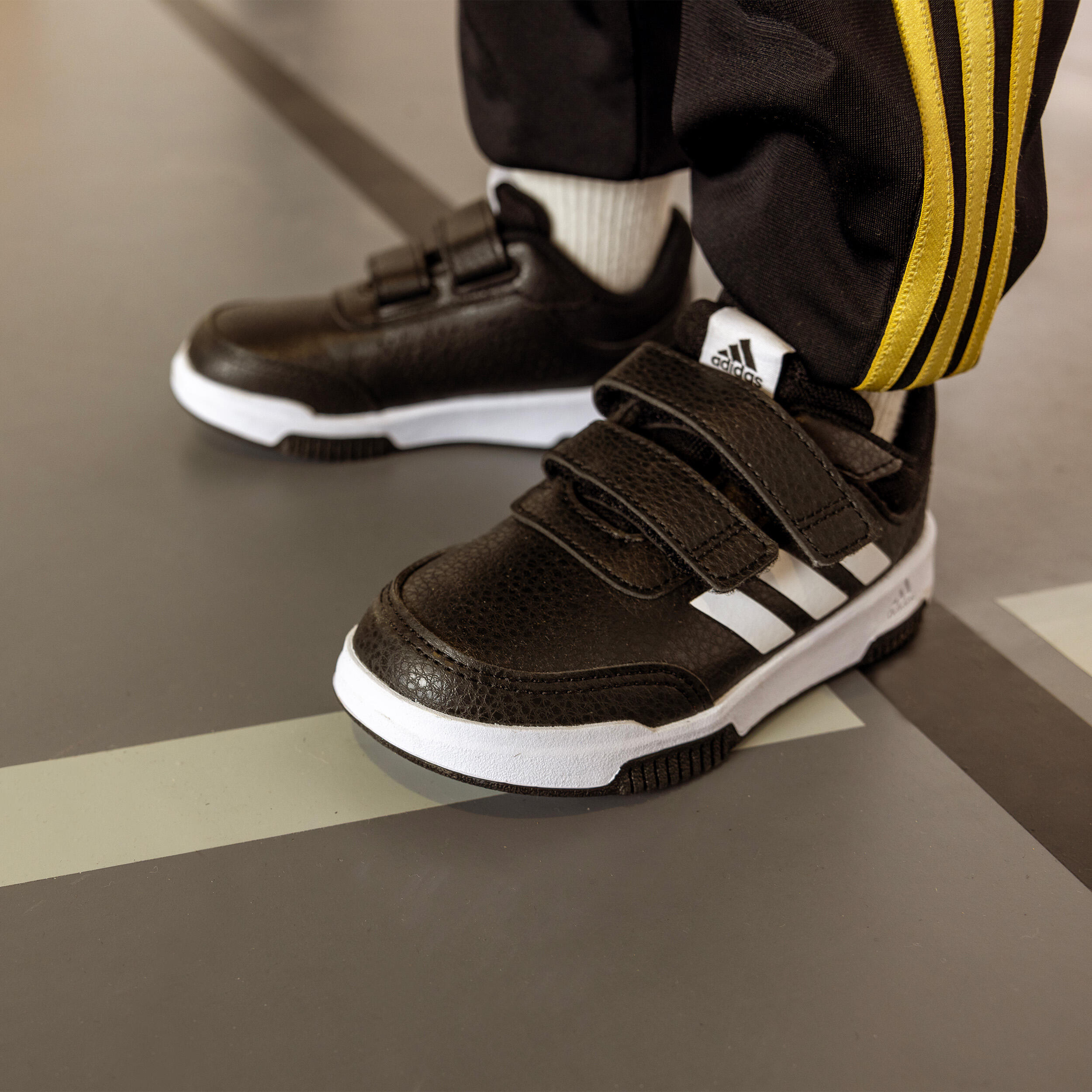 Scarpe da ginnastica ADIDAS baby TENSAUR con strap nero-bianco 9/16