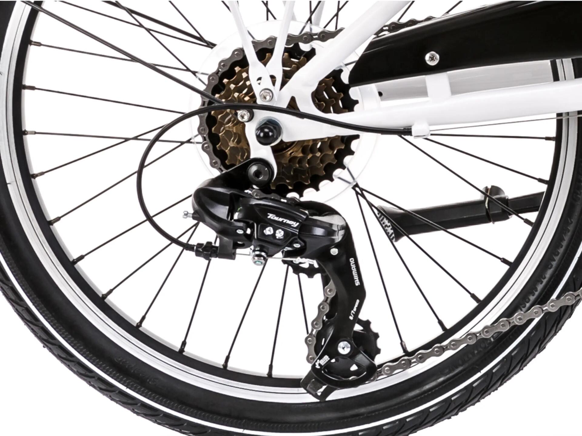 Fahrrad liegt auf dem Rücken und wird am Umwerfer repariert