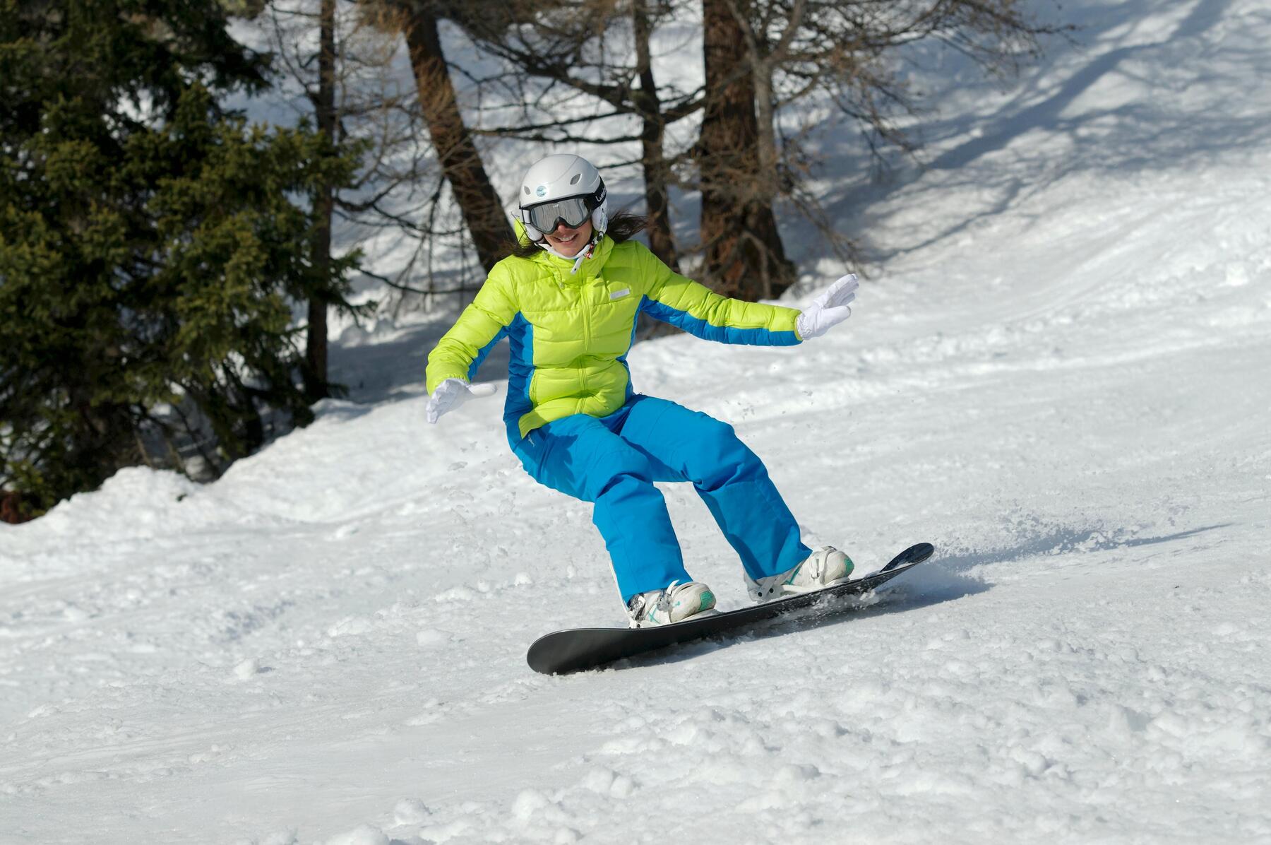 mujer esquiando con tabla de snow