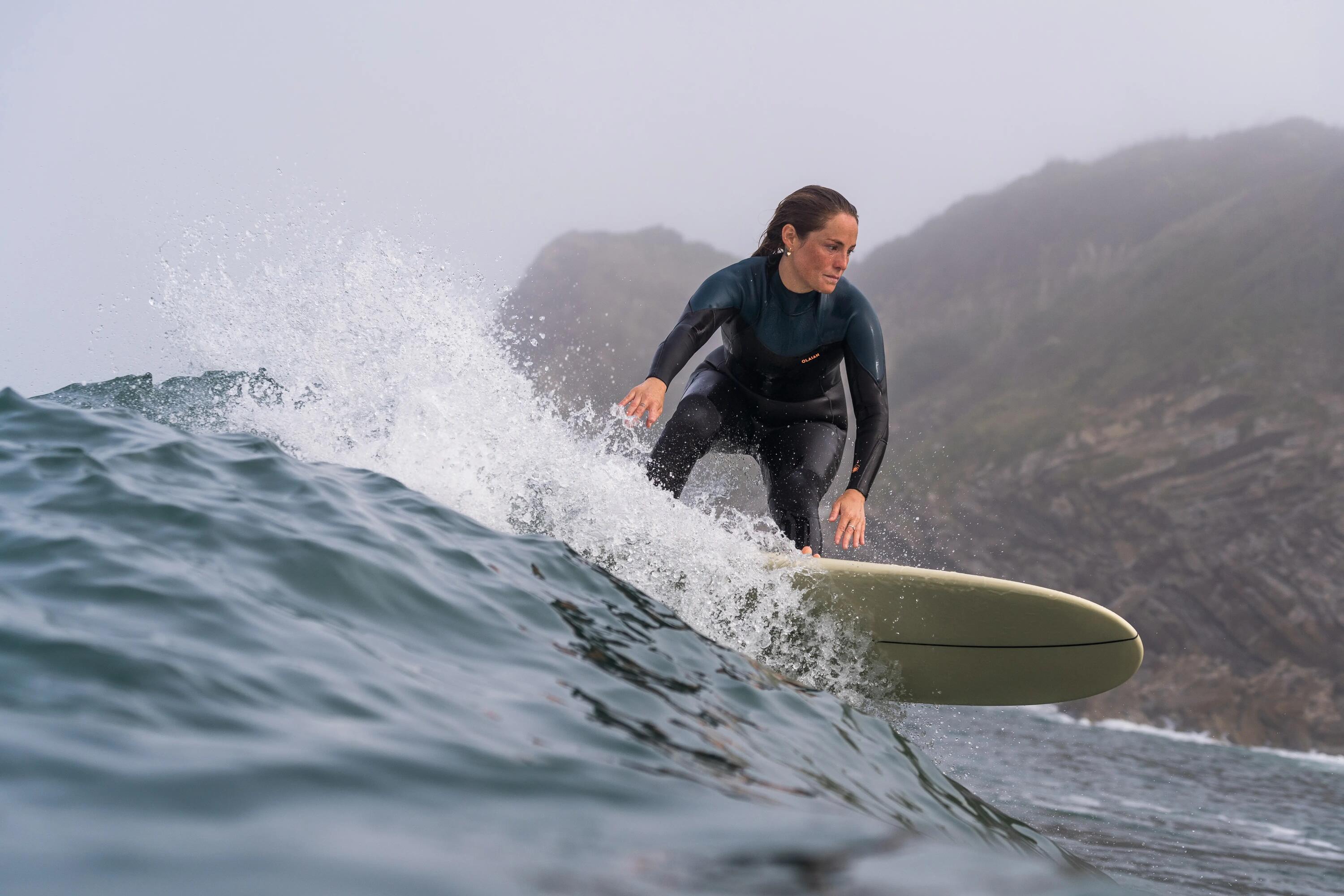 kobieta w piance surfingowej uprawiająca surfing