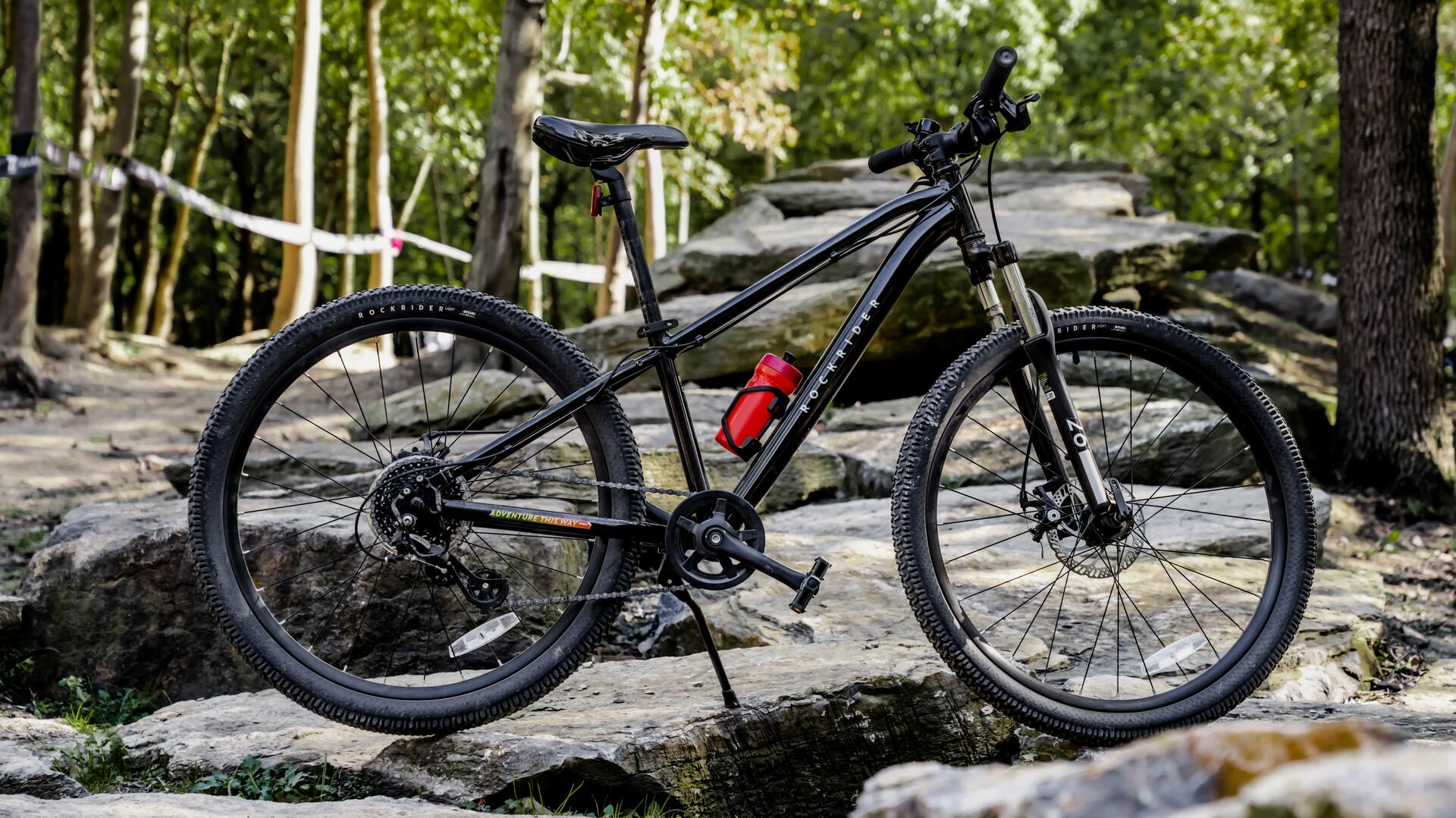 rower stojący w lesie na kamieniach