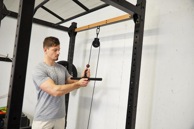 Wznosy bokiem na bramie (One arm cable lateral raise)