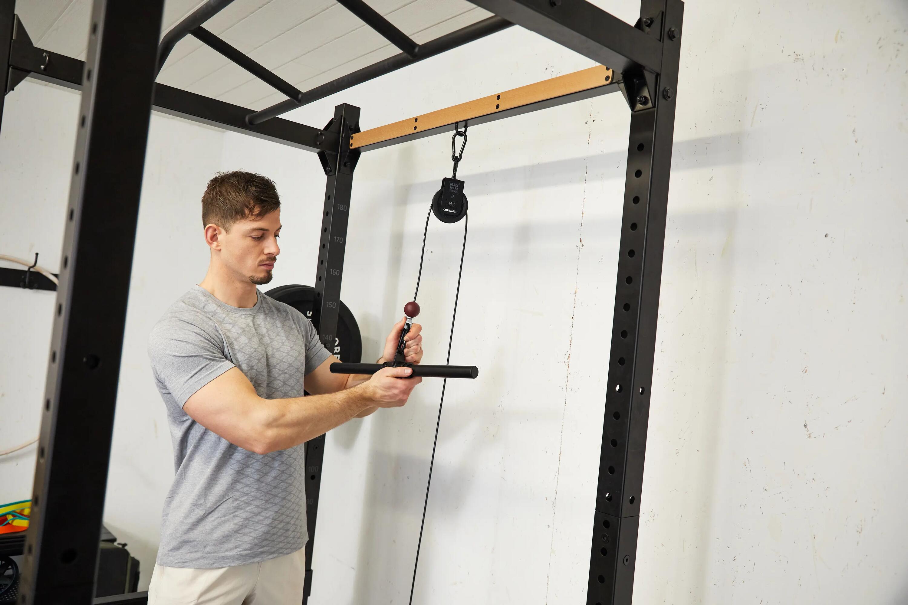 Wznosy bokiem na bramie (One arm cable lateral raise)