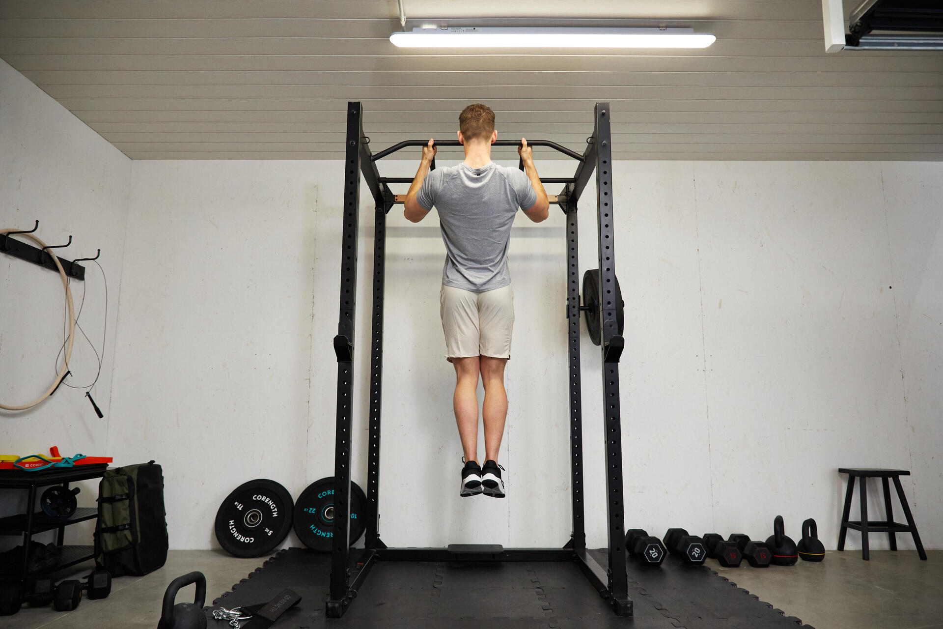 Mężczyzna robiący trening push pull legs