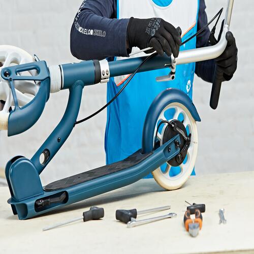 Zamestnanec Decathlonu vykonávajúci servis kolobežiek