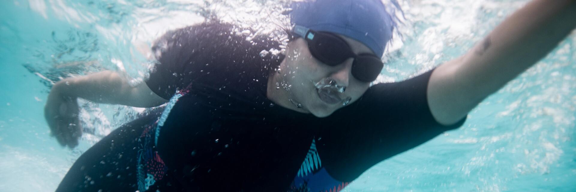 Ein Frau trägt einen Neoprenanzug für Triathlon