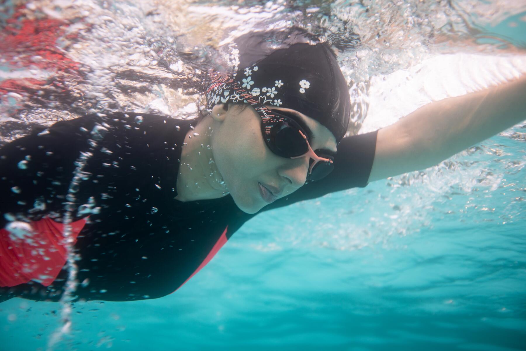 Eine Frau schwimmt in Neoprenanzug