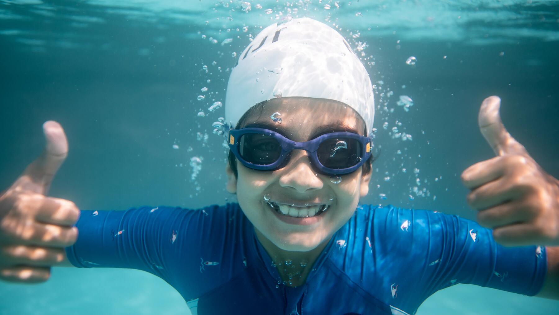 Schwimmer hat eine Schwimmbrile auf