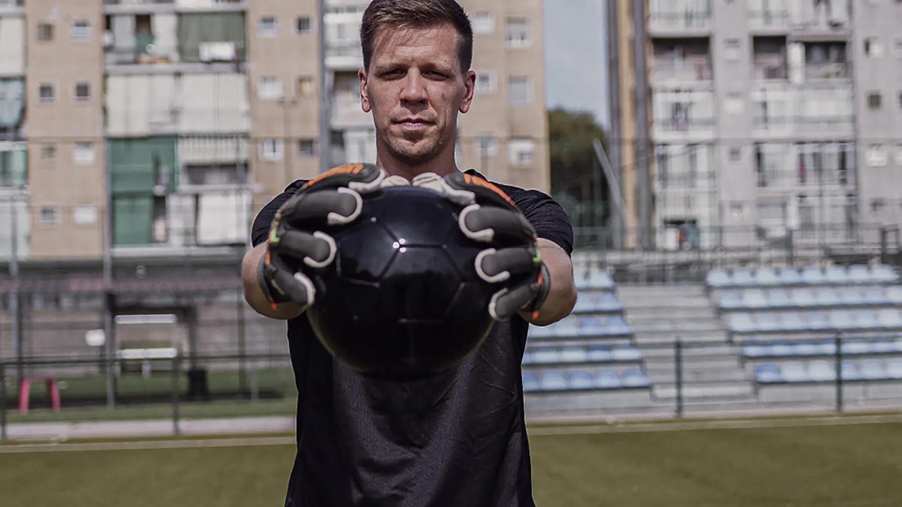 Wojciech Szczęsny z piłką w rękach