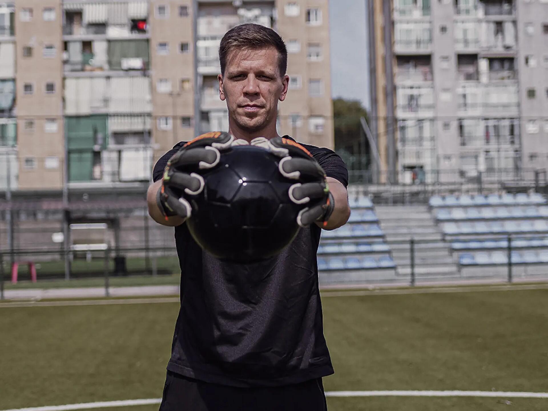 Wojciech Szczęsny najlepiej zarabiający polski bramkarz trzymający piłkę  do gry w piłkę nożną