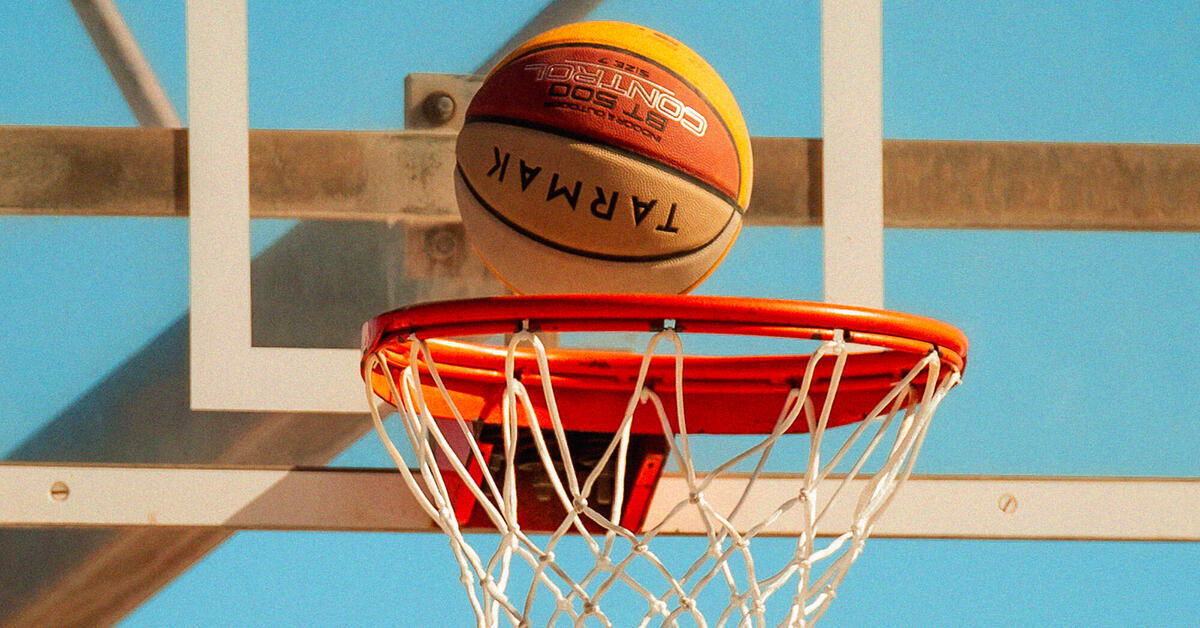 A qué altura está una canasta de baloncesto?