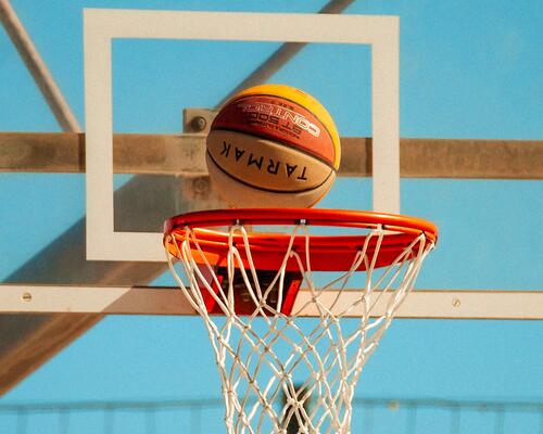 ¿A qué altura está una canasta de baloncesto? | Decathlon