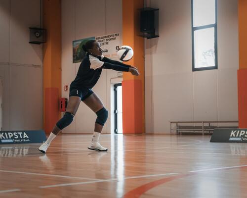joueuse de volley-ball réalisant une manchette