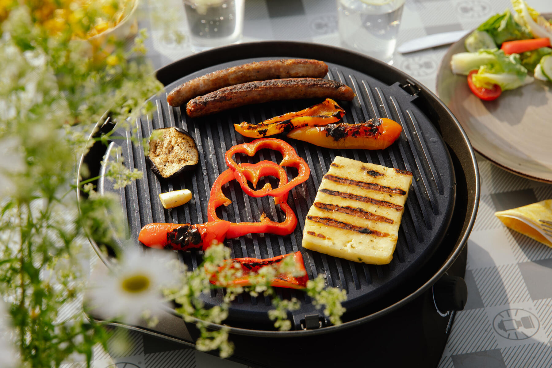 Propozycja obiadu z grilla na diecie keto wegetariańskiej parówki roślinne ser halloumi i warzywa