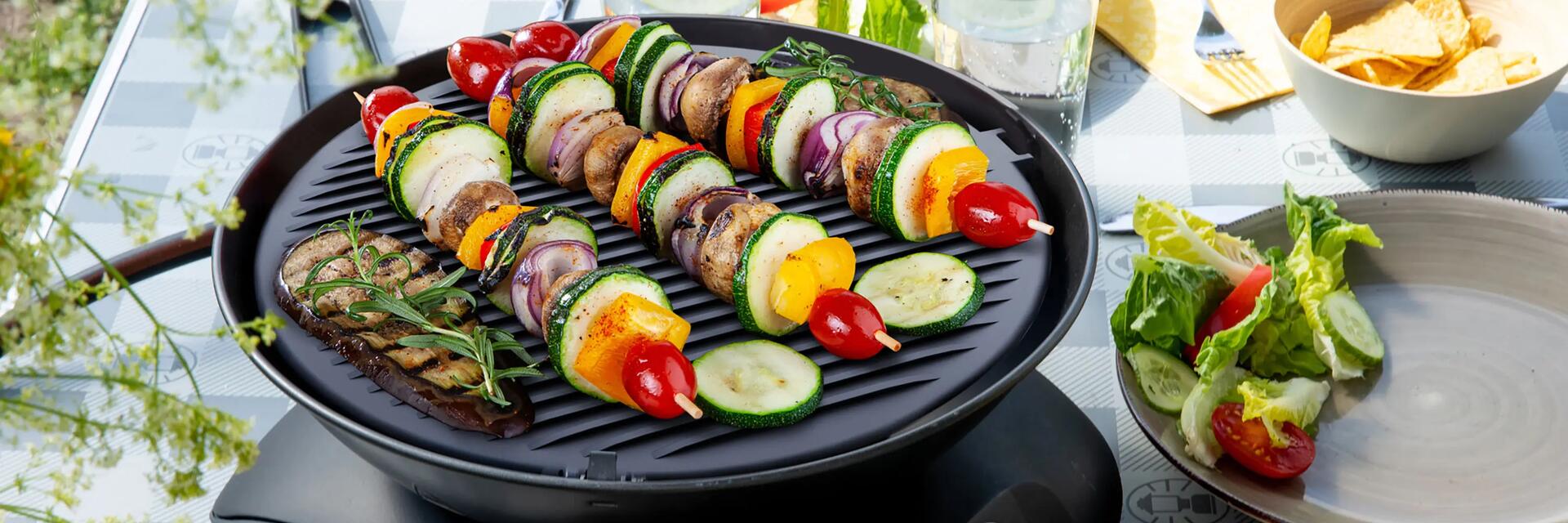 Zdrowy wegański obiad szaszłyki warzywne na grillu elektrycznym dla dzieci na diecie wegańskiej