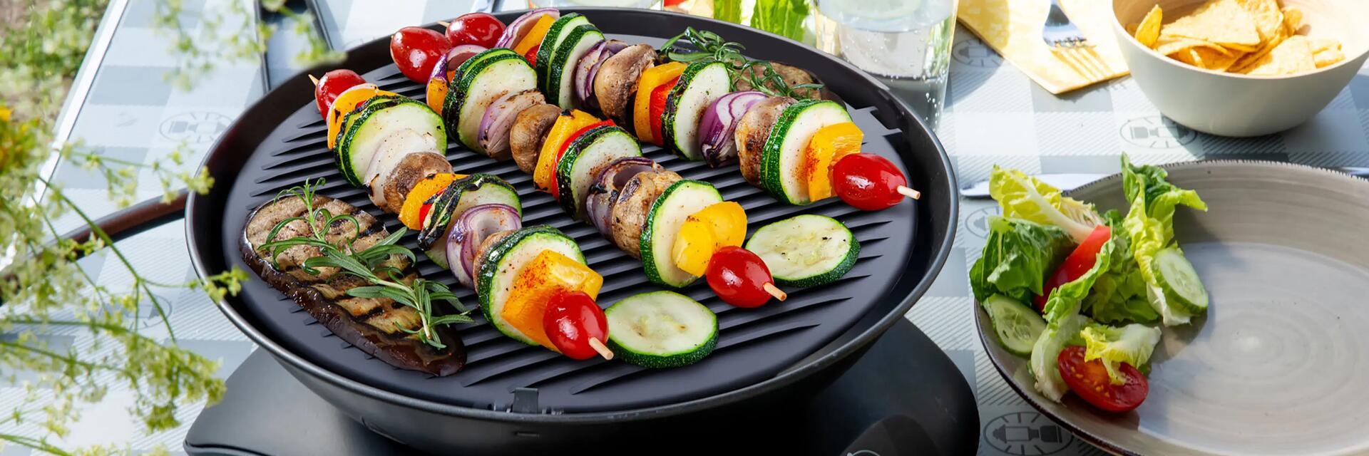 Szaszłyki paleo leżące na grillu elektrycznym