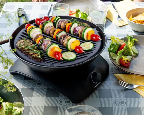 Zdrowy wegański obiad szaszłyki warzywne na grillu elektrycznym dla dzieci na diecie wegańskiej