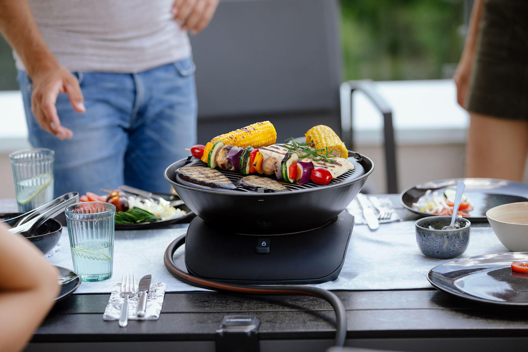 Mężczyzna przygotowujący posiłek niskowęglowodanowy na grillu
