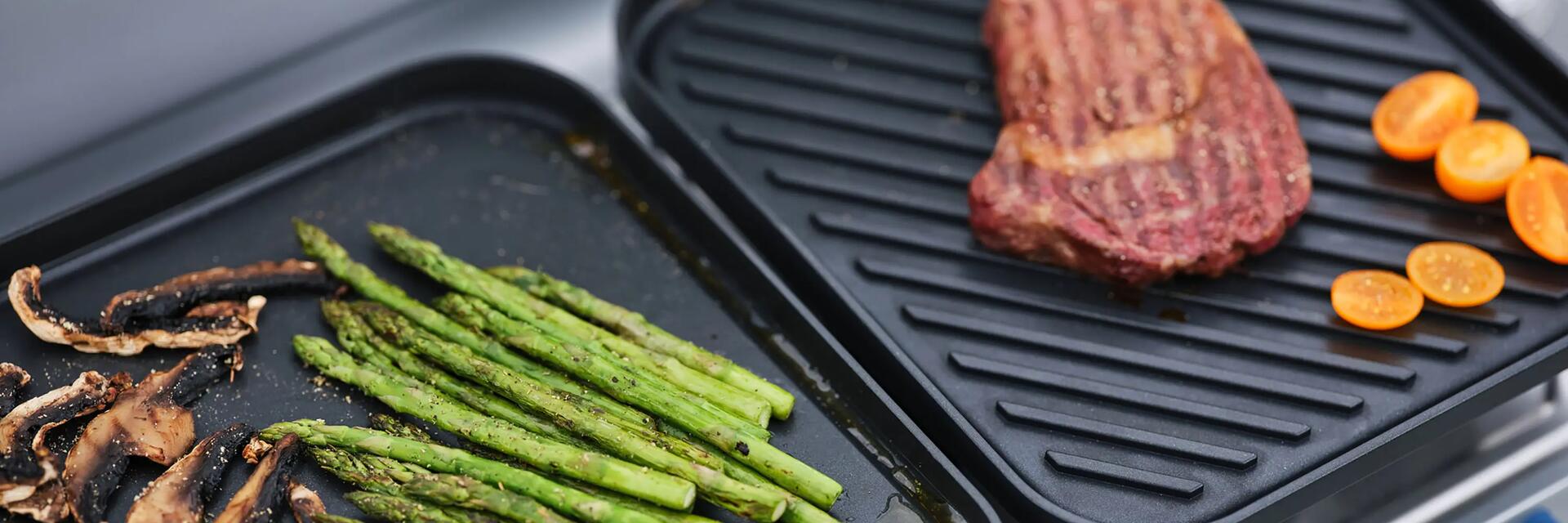 Posiłek paleo grillujący się na grillu elektrycznym