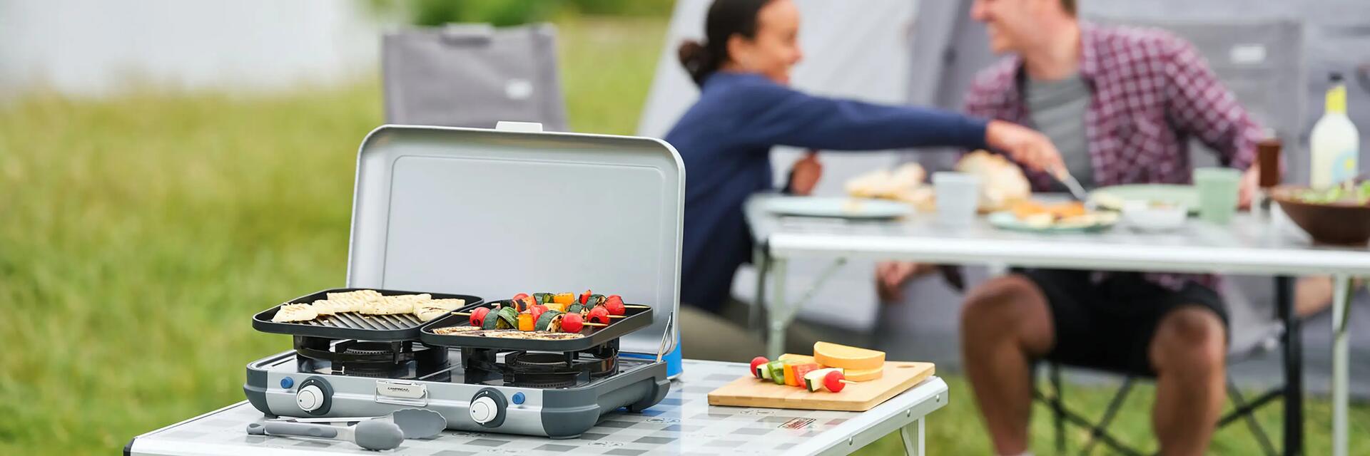 Para wegetarian smażąca na grillu elektrycznym danie obiadowe diety wegetariańskiej