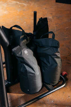 Minkštas svorio krepšys, užpildytas smėliu arba vandeniu.