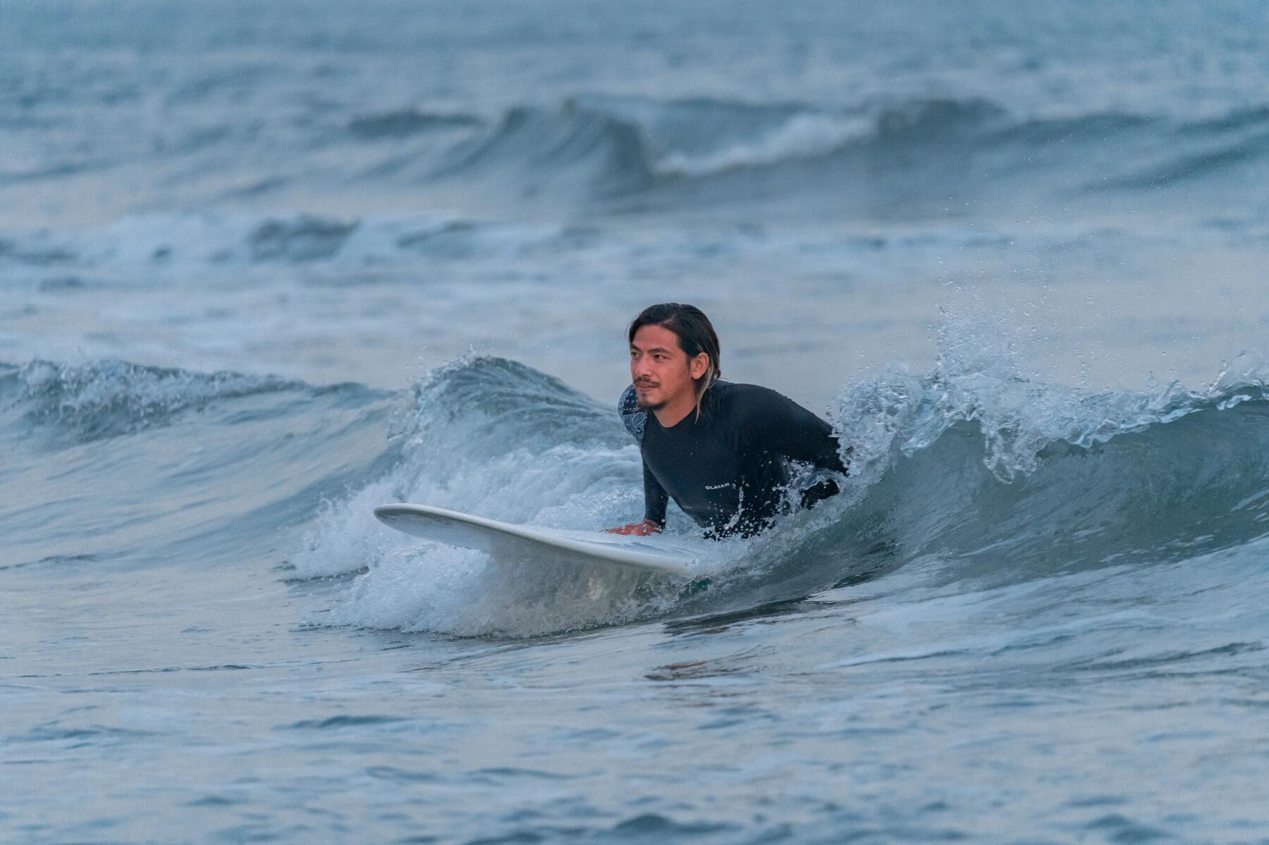 Planches, matos, sécurité : tout le surf débutant·es