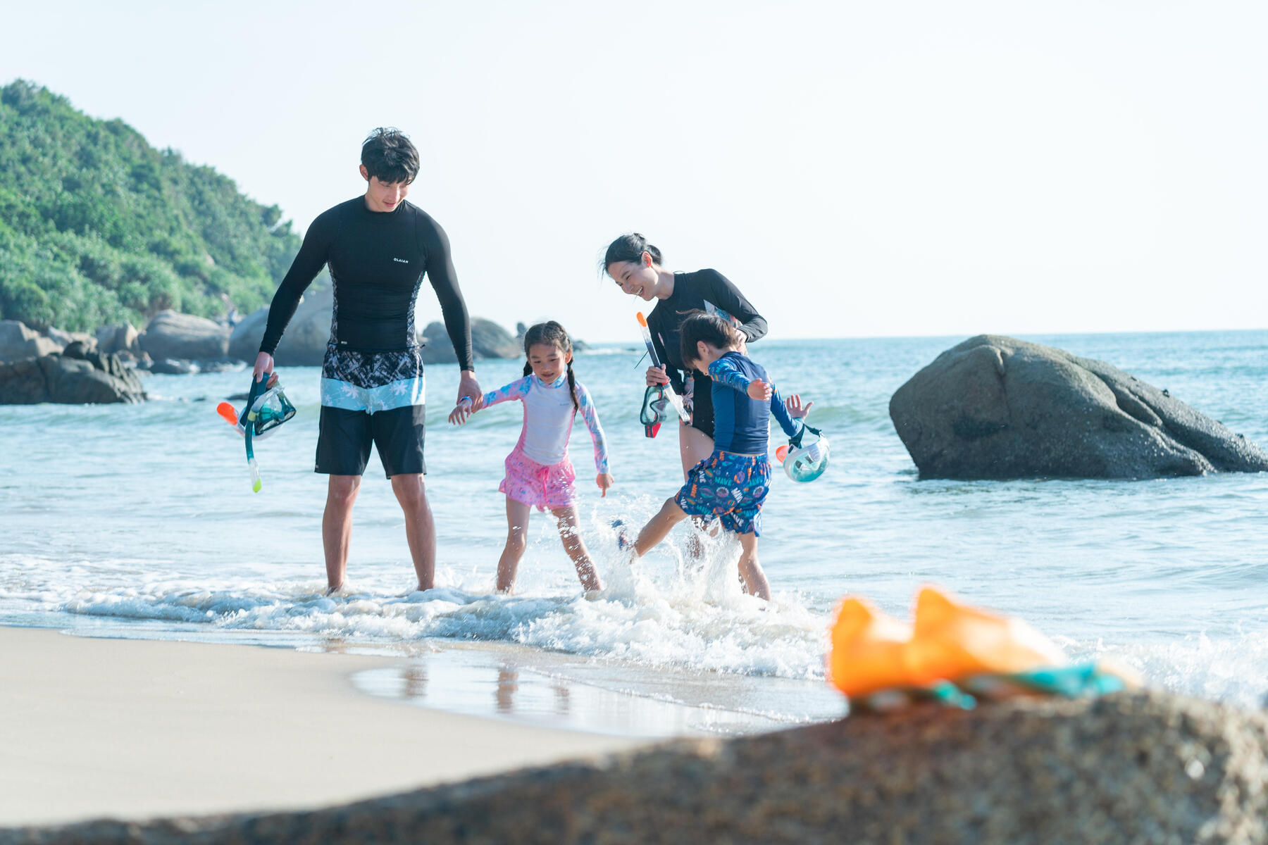 Kinderen oefenen snorkelen