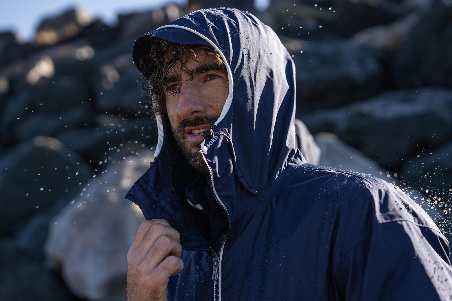 Homme portant un imperméable