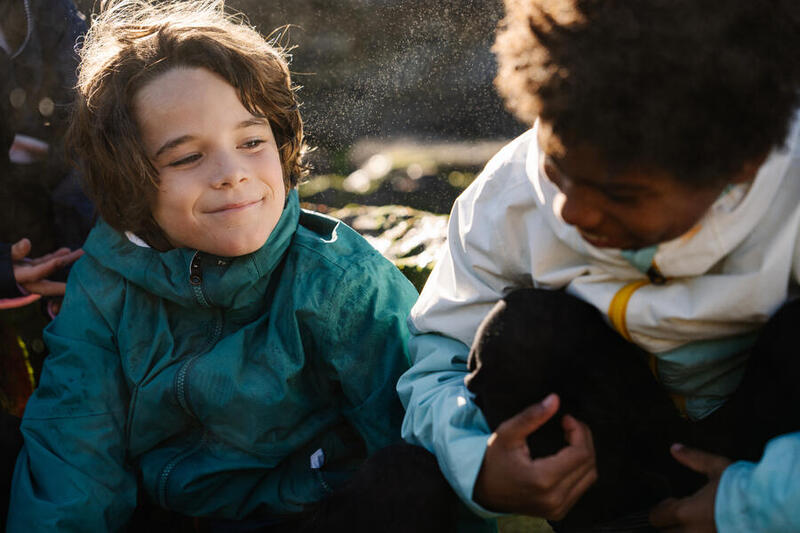Niños bajo la lluvia