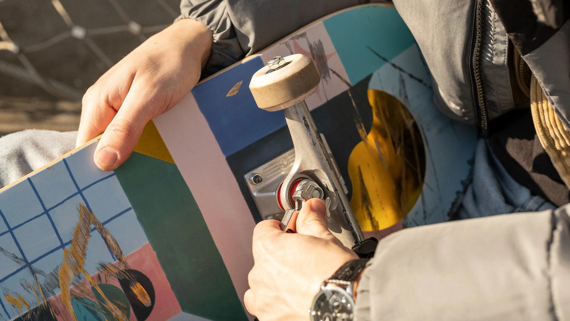 illustrazione-uomo-riparazione-macchina