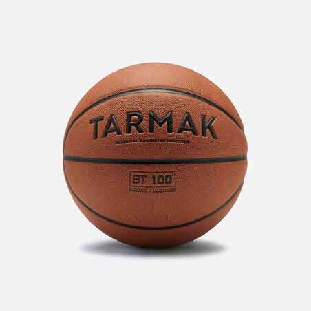 Ballon de basket BT100 de taille 7 orange pour les hommes à partir de 13 ans .