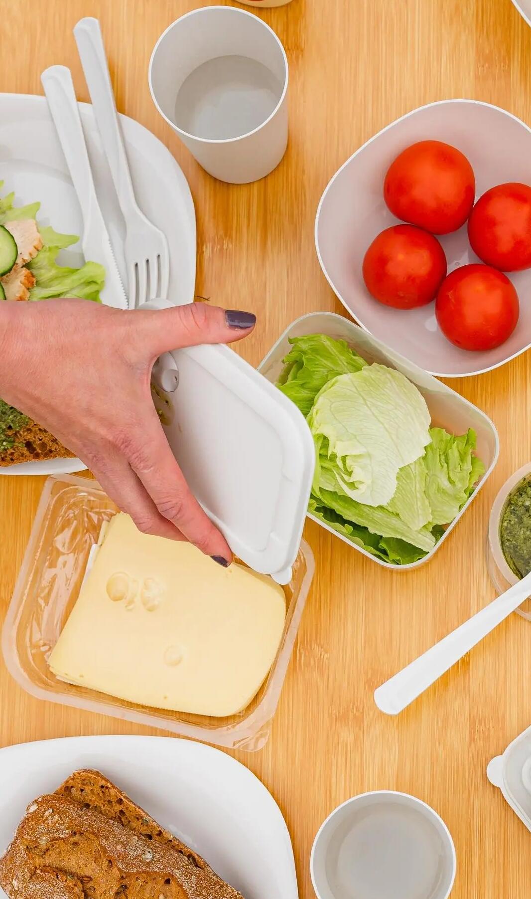 produkty spożywcze leżące na stoliku